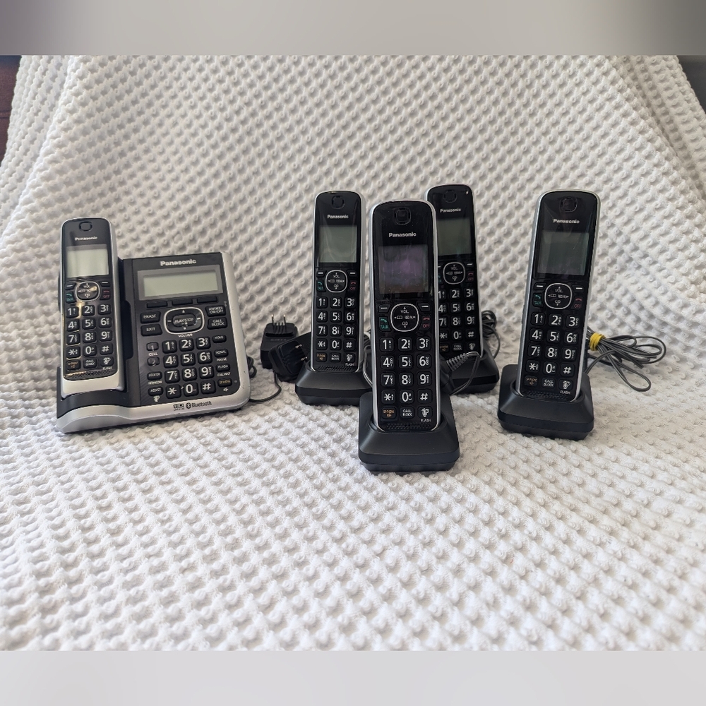 Panasonic KX-TG585SK Bluetooth DECT Cordless Speaker Phone System + 5 Handsets
